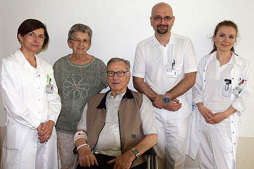 Das Bild zeigt: v.l.: OA Dr. Klara Molnar, Patient mit Gattin, Prim. Priv. Doz. Dr. Dimitre Staykov, Dr. Stefanie Marjanovic