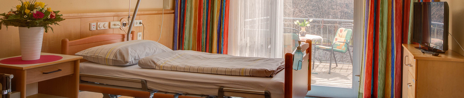 Hier sehen Sie ein Patientenzimmer