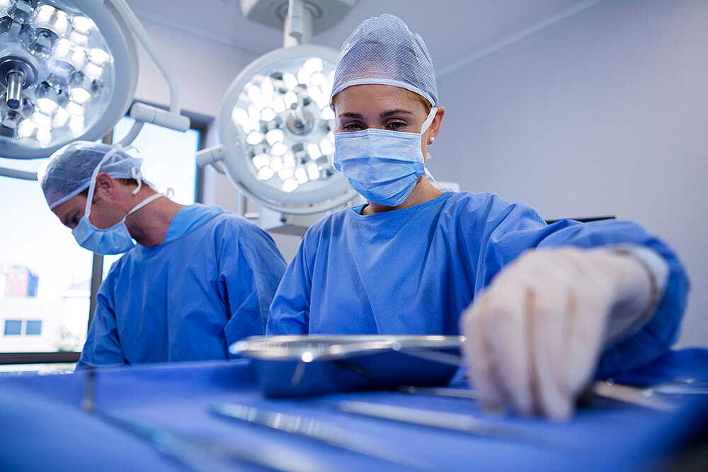 Arbeit im Operationssaal / Clipdealer Das Bild zeigt Personen in einem Operationssaal.