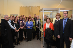 KrankenhausmitarbeiterInnen gemeinsam mit Pater Prior Paulus Kohler OH (links), Gesamtleiter Dr. Reinhard Pichler (rechts) und Pflegedirektorin Mag. Therese Lutnik (2.v.r.), C: Krankenhaus der Barmherzigen Brüder Wien