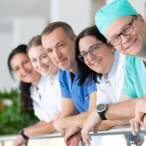 Fünf Mitarbeiter*innen unterschiedlichsten Berufsgruppen im Krankenhaus