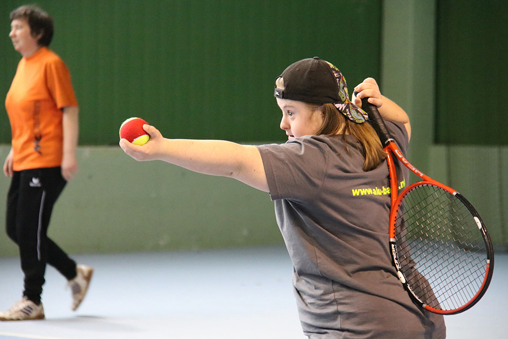 Impression der Tennismeisterschaften / Barmherzige Brüder Das Bild zeigt eine Sportlerin beim Aufschlag