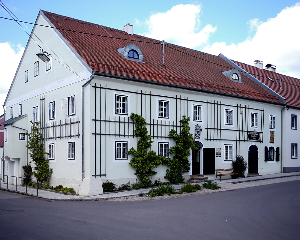 Das Foto zeigt das Gebäude des Lebenswelt Schenkenfelden