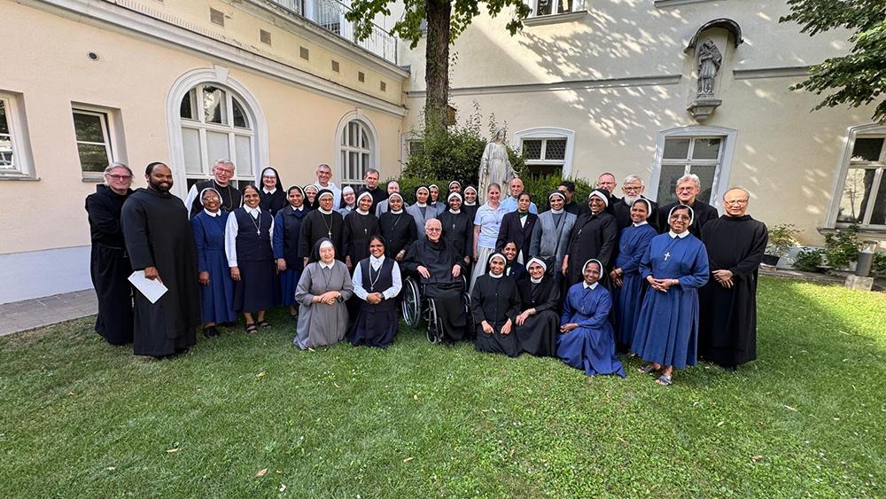 Das Bild zeigt die Teilnehmenden des Begegnungstages. im Innenhof des Wiener Konventes.