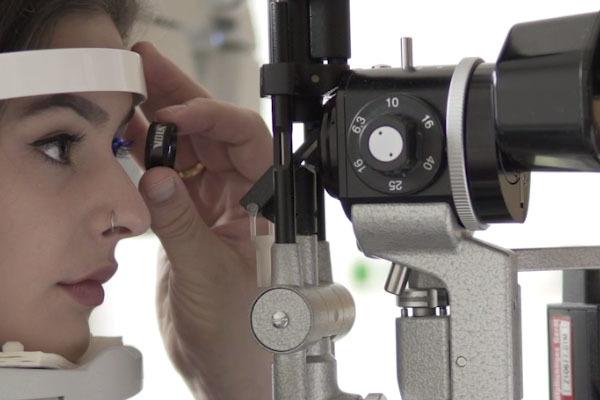 Eine Frau bei Augenuntersuchung