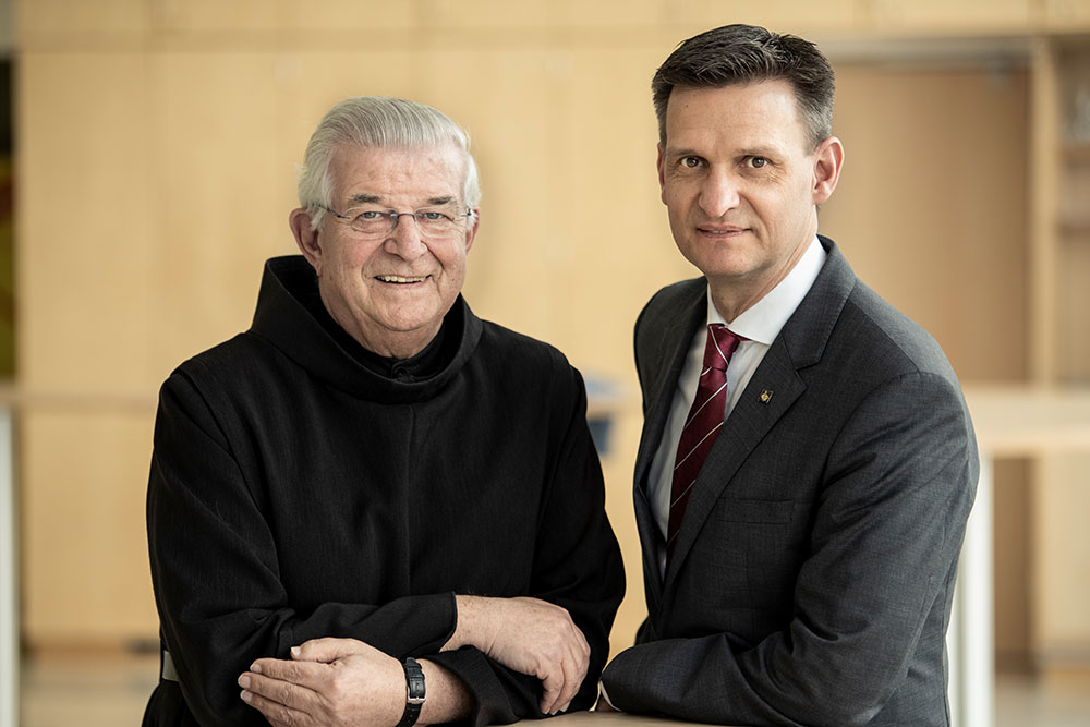 Das Bild zeigt Pater Prior Paulus Kohler und Gesamtleiter Mag. Frank Prassl, MBA
