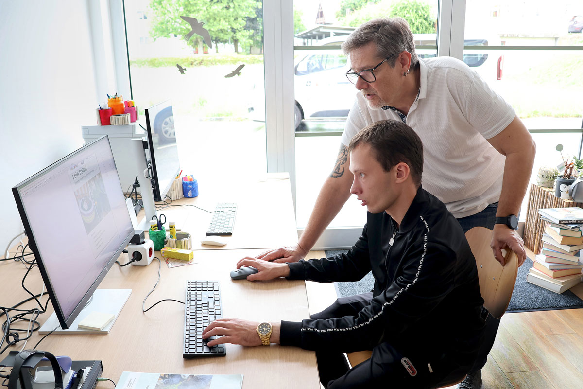 Trevor beim Layout / Barmherzige Brueder Klient Trevor gestaltet unter Anleitung das Titelblatt der nächsten Ausgabe.