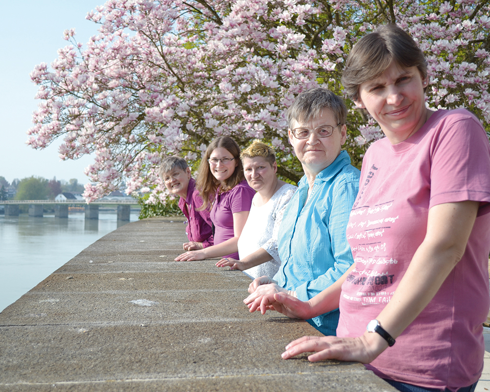 Das Bild zeigt eine Frauengruppe vor idyllischer Kulisse