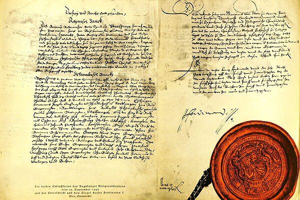 Die beiden letzten Seiten der Vertrages 'Augsburger Religionsfrieden' / Public domain, via Wikimedia Commons Das Bild zeigt die beiden letzten Seiten der Vertrages 'Augsburger Religionsfrieden'.
