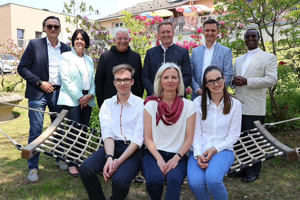 Bild 1 v.l.n.r.: Hintere Reihe: Markus Keplinger MBA MBA MPA (Pädagogischer Leiter LW Stmk.), Mag. Manuela Dank (Kaufm. Direktorin LW Stmk.), Frt. Paulus Kohler (Barmherzige Brüder), Vizebürgermeister Thomas Reiter (Gleisdorf), Mag. Frank Prassl MBA, / Barmherzige Brüder Bild 1 v.l.n.r.: Hintere Reihe: Markus Keplinger MBA MBA MPA (Pädagogischer Leiter LW Stmk.), Mag. Manuela Dank (Kaufm. Direktorin LW Stmk.), Frt. Paulus Kohler (Barmherzige Brüder), Vizebürgermeister Thomas Reiter (Gleisdorf), Mag. Frank Prassl MBA,