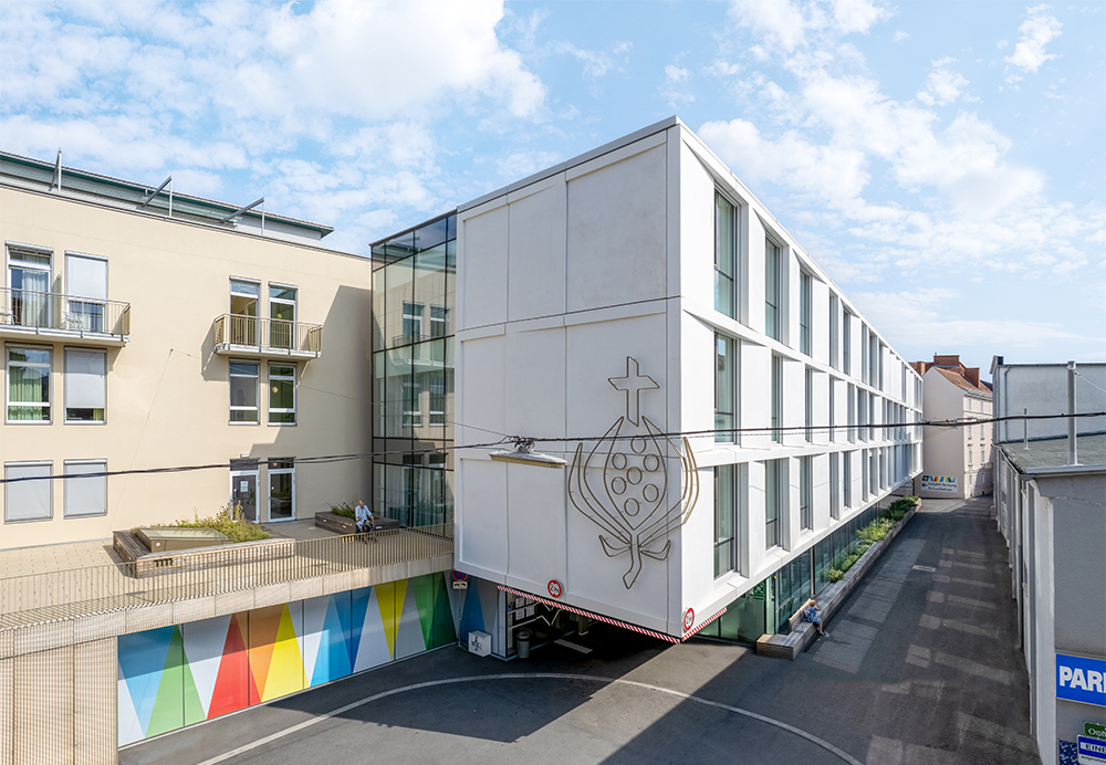 Das Bild zeigt den Haupteingang des Krankenhauses Graz
