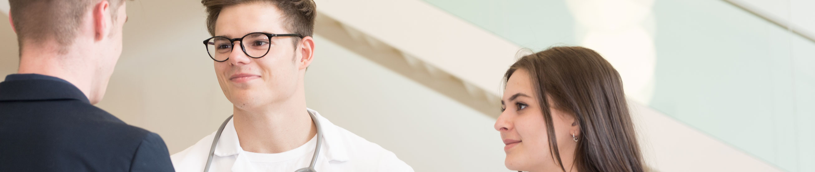 Das Bild zeigt einen Arzt und eine Pflegemitarbeiterin.