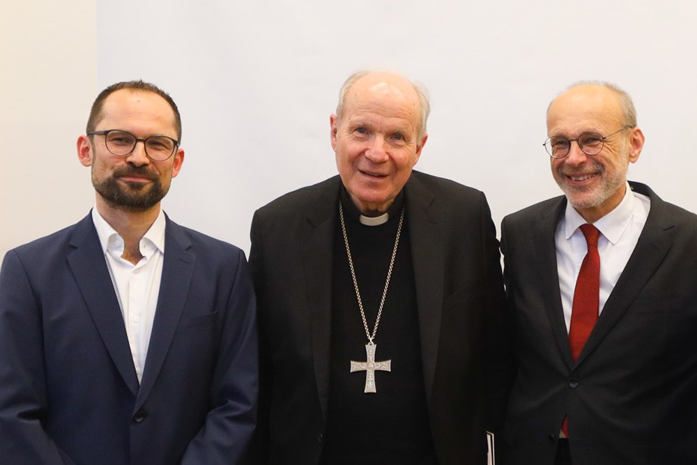 Prim. Dr. Johannes Hofer, Kardinal Dr. Christoph Schönborn und Prim.em MR. Univ.-Prof. Dr. Johannes Fellinger / Barmherzige Brüder Konventhospital Linz / Florian Mistlbacher Das Bild zeigt Prim. Dr. Johannes Hofer, Kardinal Dr. Christoph Schönborn und Prim.em MR. Univ.-Prof. Dr. Johannes Fellinger.