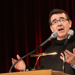 Frater Jesús Etayo Arrondo OH, Generalprior des Hospitalorden des hl. Johannes von Gott sprach seine Grußworte in einem klingenden Italienisch.