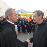 Pater Karl Schauer OSB begrüßt Pater Provinzial Ulrich Fischer OH vor der Basilika.