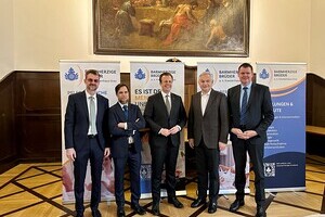 v.l.n.r. Univ.-Prof. Dr. Sascha Ahyai (Vorstand der Universitätsklinik für Urologie am LKH-Univ. Klinikum Graz), Mag. Oliver Szmej, MBA MSc (Gesamtleiter Barmherzige Brüder Graz), Dr. Karlheinz Kornhäusl (Landesrat für Gesundheit, Pflege und Kultur),