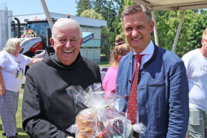 Gesamtleiter Mag. Frank Prassl, MBA überreichte einen Präsentkorb an Frater Paulus.