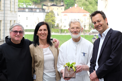Pater Prior Daniel Katzenschläger, Frau Dir. Bruckner und Herr Dir. Lassacher gratulieren im Namen der Hausleitung Frater Edmund zum 75. Geburtstag