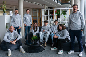Das Bild zeigt Lehrlinge und Ausbilder der IT-Lehrakademie der Barmherzigen Brüder Österreich.