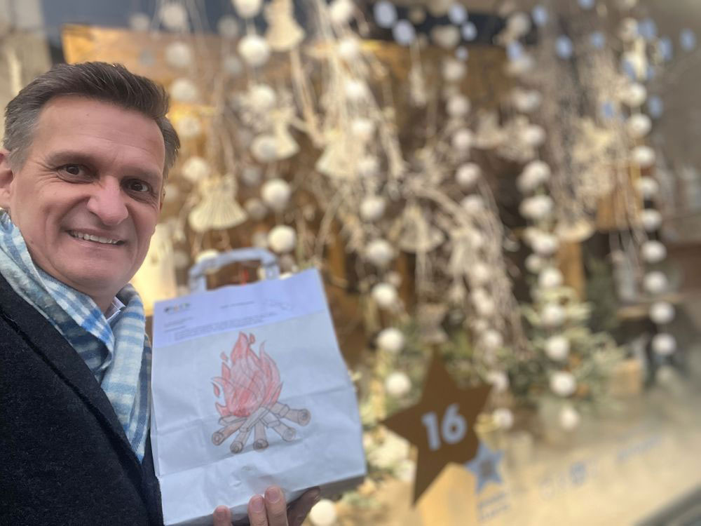 Gesamtleiter Mag. Frank Prassl vor dem Schaufenster von KREATIVE EINBLICKE.