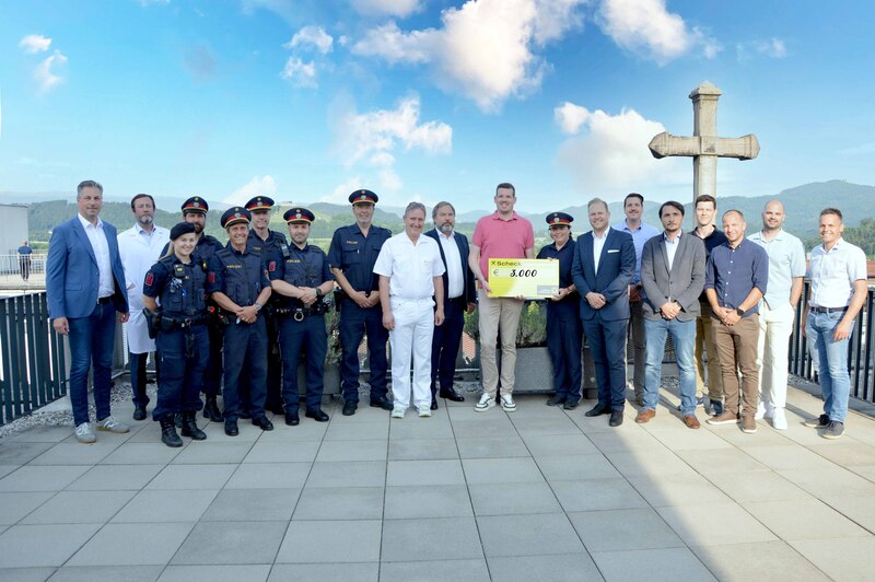 Polizeiinspektion St. Veit an der Glan, gemeinsam mit dem Round Table 23, übergab eine Spende in Höhe von 3.000 Euro, die direkt an das Sozialkonto des Krankenhauses 