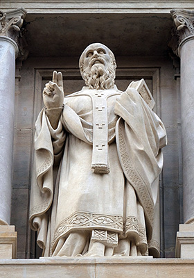 Das Bild zeigt eine Statue des Heiligen Johannes Chrysostomus an der 'Augustinus Kirche' in Paris.