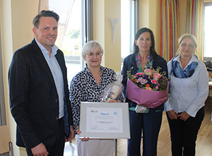 Das Bild zeigt die Ehrung von Anna Sattlecker, MSc DGKP für ihr herausragendes Engagement für die Pflegeentwicklung der Barmherzigen Brüder Österreich.