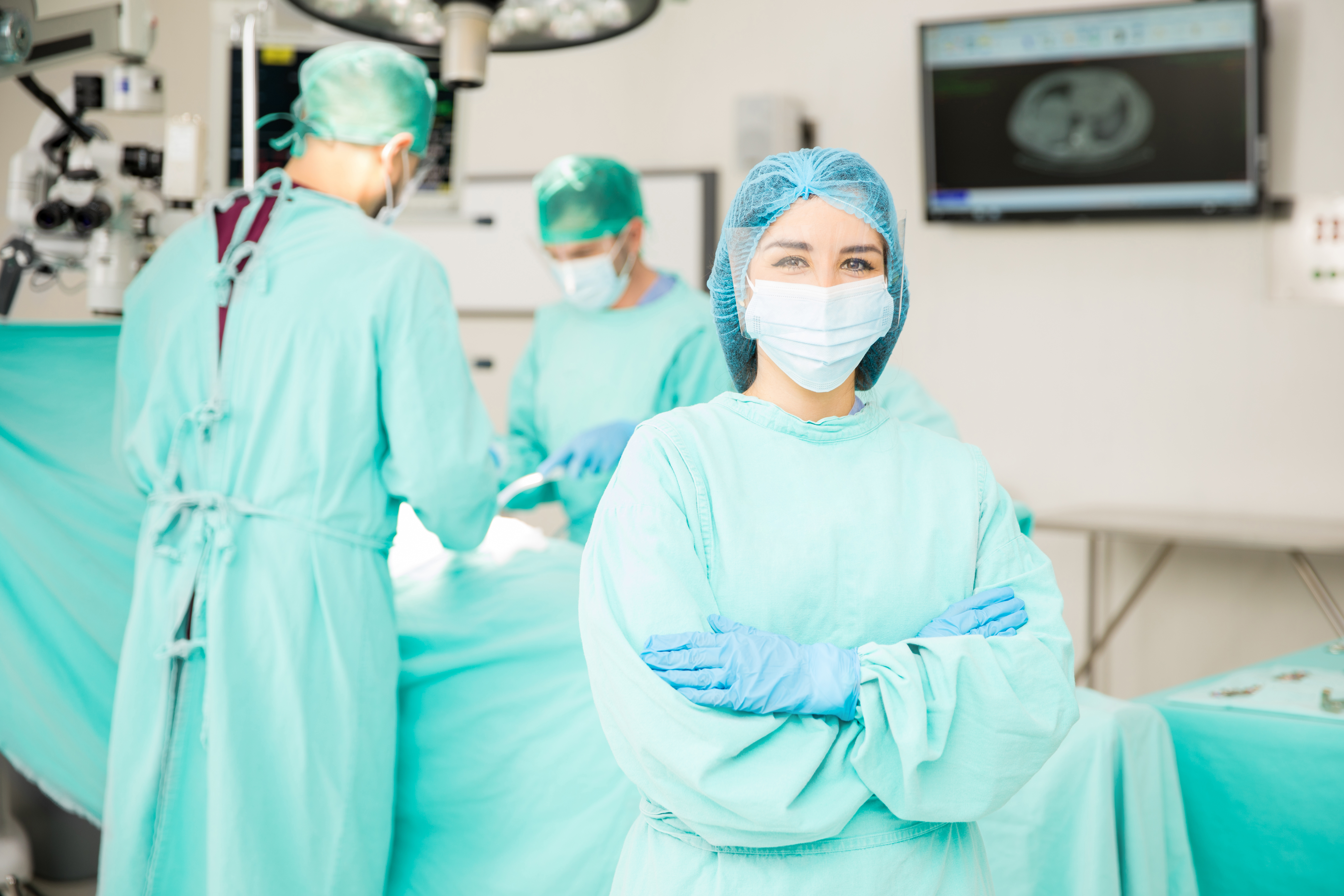 Female surgeon in the operating room / ANTONIO DIAZ, Antonio Diaz Porträt Chirurgin Operationssaal OP Hintergrund Medizin Krankenhaus Ärztin Querformat