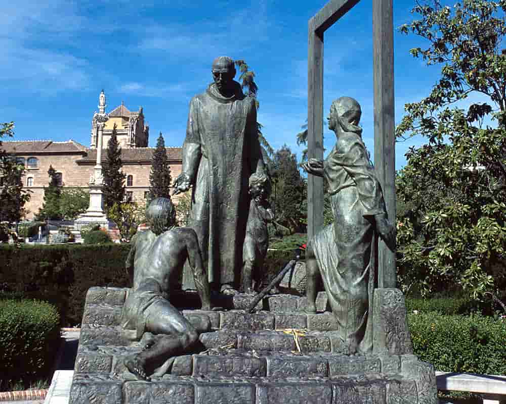 Das Bild zeigt das Denkmal des hl. Johannes von Gott in Granada.