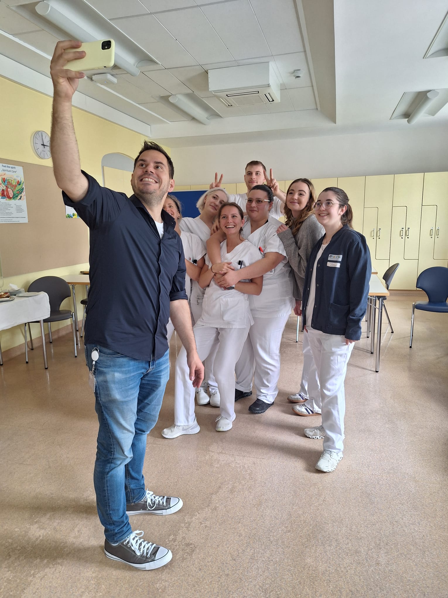 Pflege-Student*innen machen ein Selfie