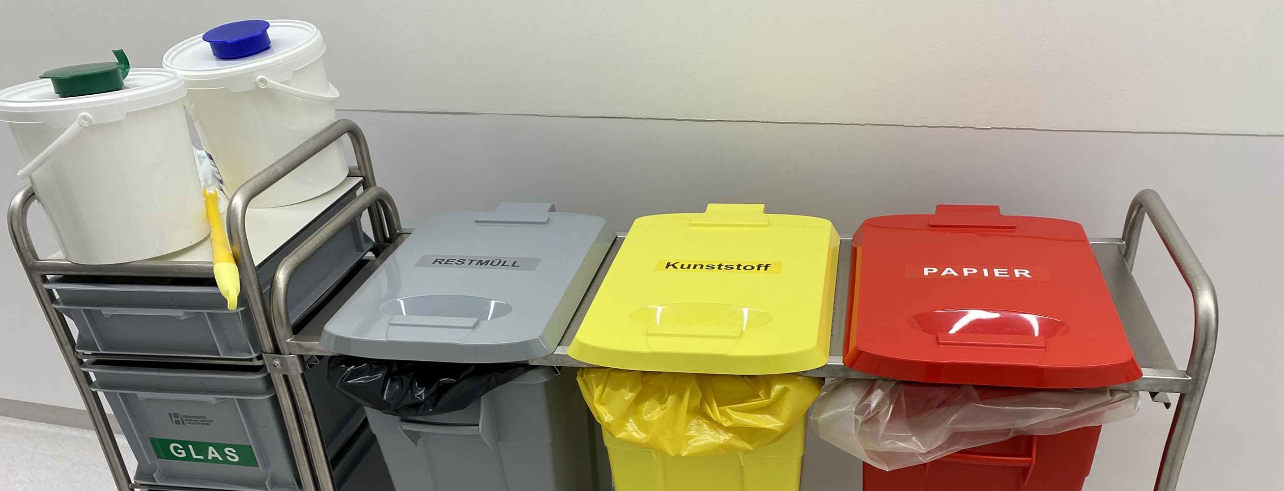 Das Bild zeigt Behälter zur Mülltrennung im Krankenhaus.
