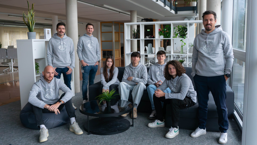 Das Bild zeigt Lehrlinge und Ausbilder der IT-Lehrakademie der Barmherzigen Brüder Österreich.