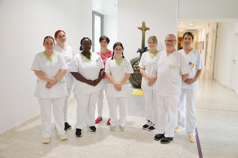 Pflege Auszubildende aus Regensburg und Straubing / Barmherzige Brüder Die Zusammenarbeit zwischen den Barmherzigen Brüdern in Österreich und Deutschland wird weiter vertieft. Zu den Gästen dem Klinikum St. Elisabeth Straubing und dem Krankenhaus der Barmherzigen Brüder Regensburg gehören Florence Lalic, Kinge-Timea Sza