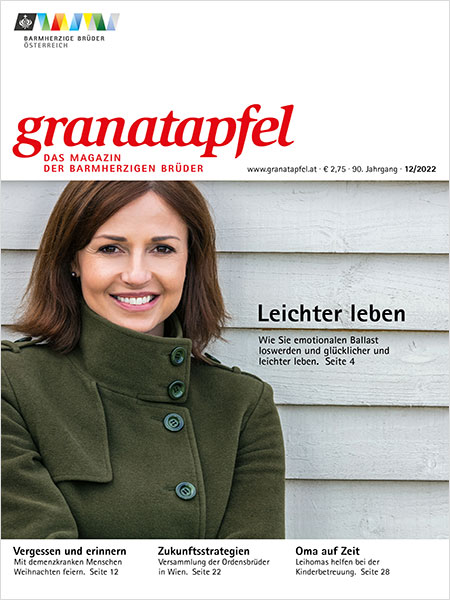 Das Bild zeigt das Cover des Granatapfel Magazins 12/2022 mit einer entspannt lächelnden Frau.