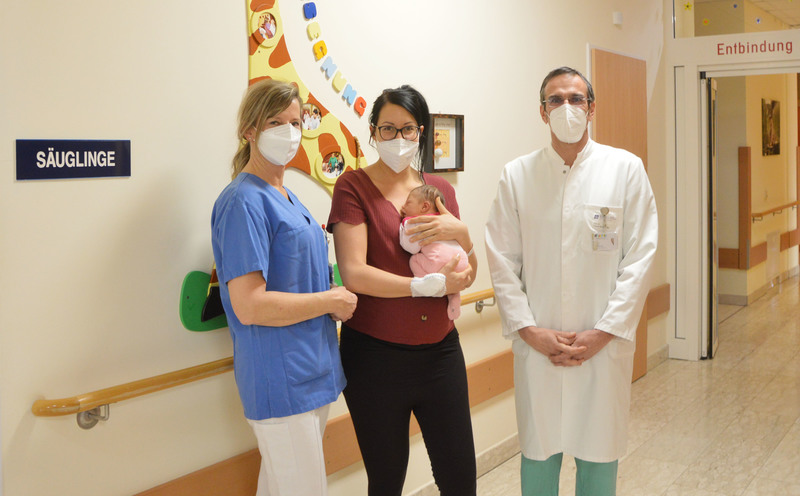 Das Team der Geburtsabteilung mit Prim. Dr. Freydun Ronaghi, MBA und Hebamme Bettina Steindorfer gratulierte der glücklichen Mutter Corinna Kürbisch herzlich zur Geburt ihres ersten Kindes Leni.  
