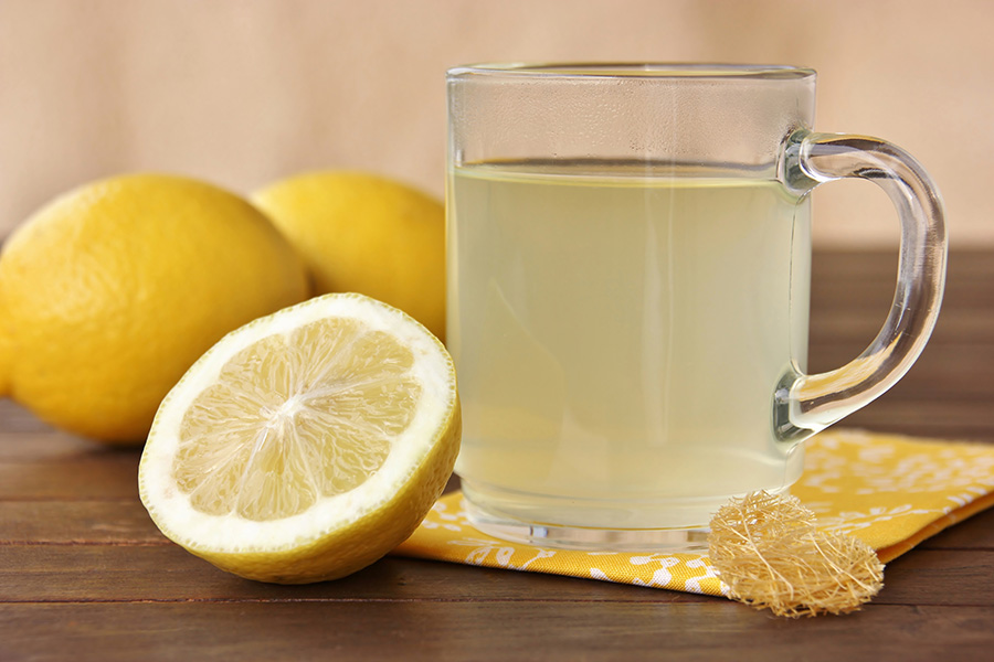 Das Bild zeigt eine Tasse mit 'Heißer Zitrone' mit Ingwer.
