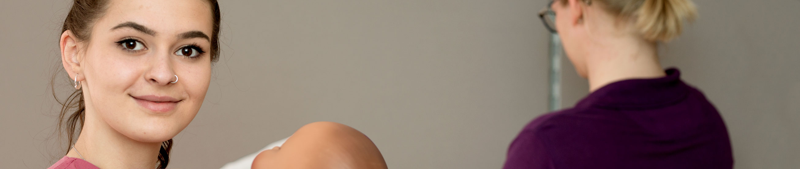 Das Bild zeigt eine Studierende in Ausbildung zur Hebamme.