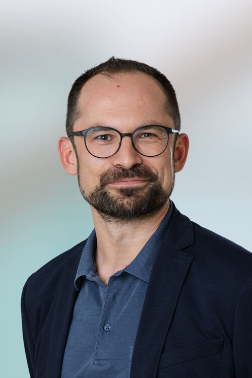 Prim. Priv.-Doz. Dr. Johannes Hofer, Leiter des Instituts für Sinnes- und Sprachneurologie, rief dazu auf, die Impulse des Kongresses in konkrete Schritte für die tägliche Arbeit und den Alltag umzusetzen.