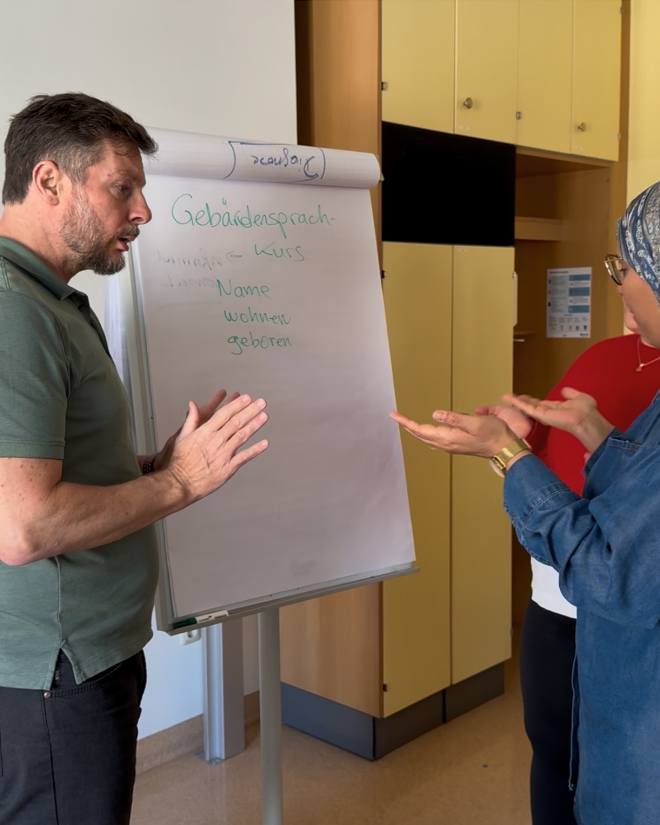 Drei Personen, die miteinander gebärden