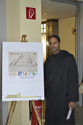 Pater Prior Saji Mullankuzhy OH mit einer Abildung der Sonderbriefmarke, C: Krankenhaus der Barmherzigen Brüder Wien