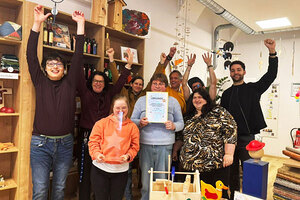 Das Team freut sich sichtlich sehr über den Preis.