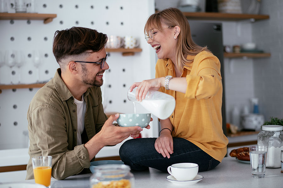 Das Bild zeigt einer Frau und einen Mann, die sich gemeinsam ein Frühstück zubereiten.