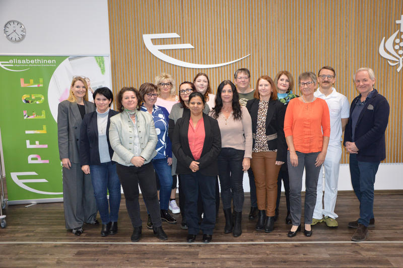 Gruppenfoto / EKH Geehrt für ihre langjährige Treue und ihren Einsatz: Die Jubilare des Elisabethinen-Krankenhauses nach der feierlichen Mitarbeiterehrung – ein gemeinsames Zeichen von Dankbarkeit und Verbundenheit.