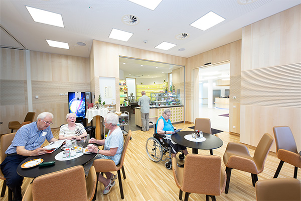 Cafe Gastraum mit Personen