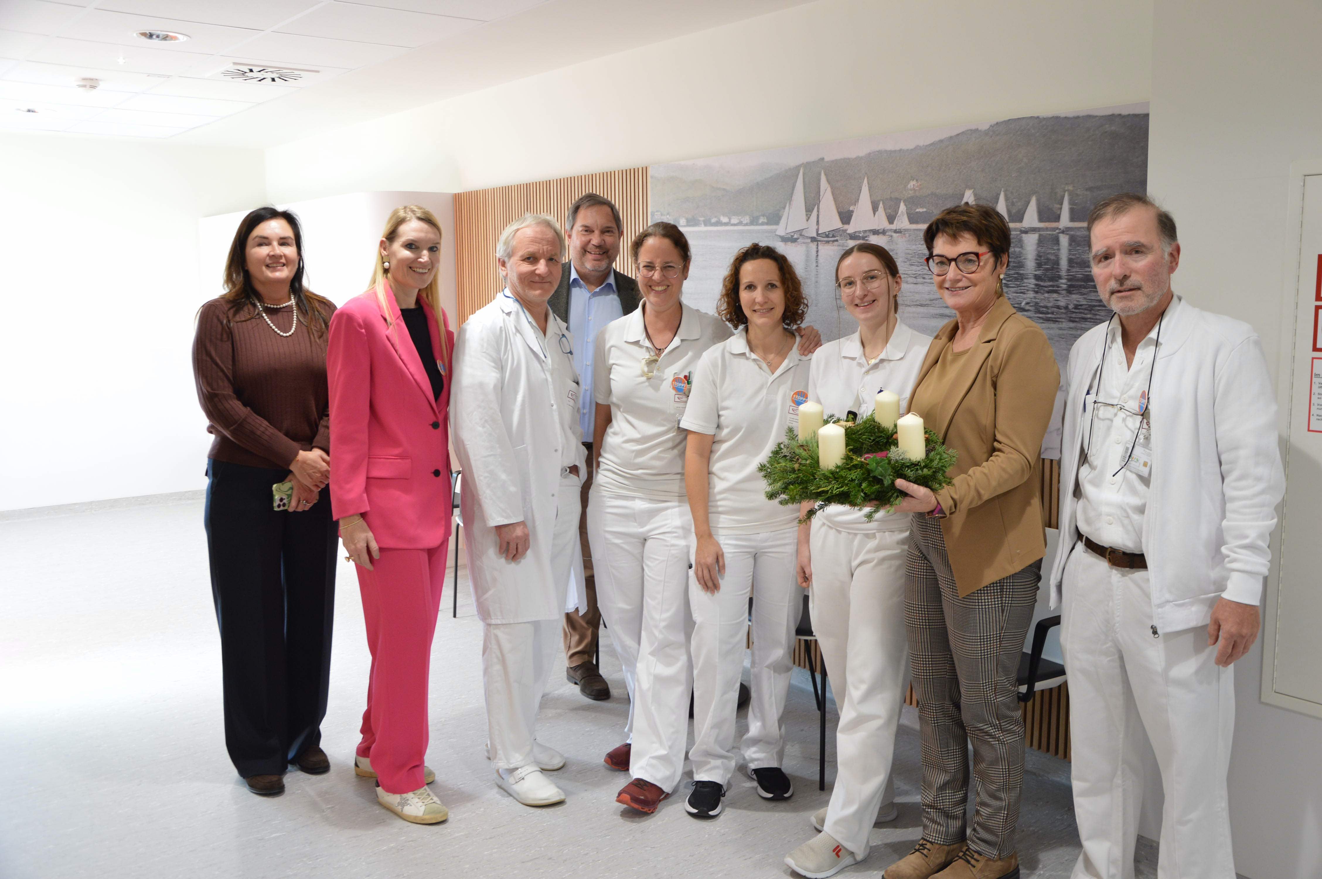 Eröffnungsfeier Geriatrisches Tageszentrum Sankt Elisabeth / EKH Vorweihnachtliche Eröffnung des Geriatrischen Tageszentrums Sankt Elisabeth mit v.l.n.r.: Mag. Dr. Elke Haber, MBA, PD Silvia Lueger, Msc, ÄL Prim. Dr. Hans Jörg Neumann, GF Mag. Michael Steiner, MAS, OÄ Dr. Patricia Walentiny, die Therapeutinnen Cor