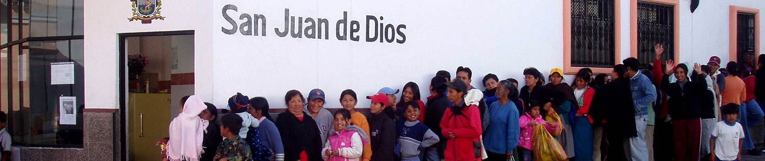 Das Bild zeigt Menschen vor einer Sozialeinrichtung der Barmherzigen Brüder in Peru.