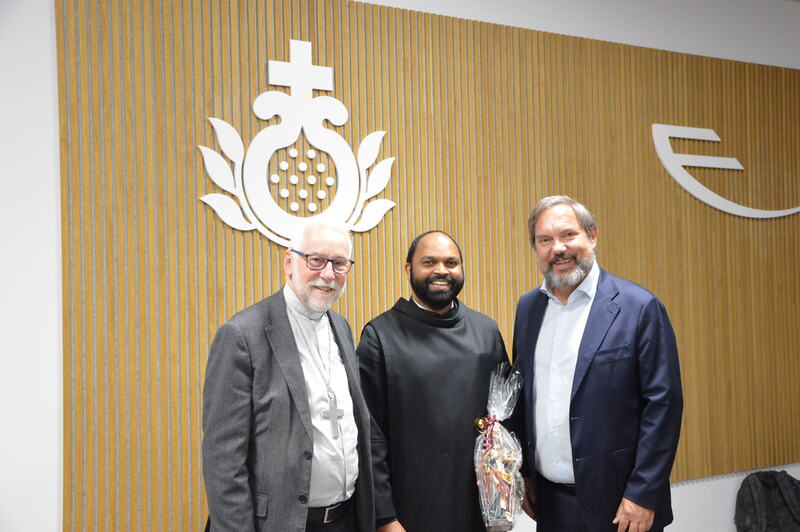 Diözesanbischof Msgr. Dr. Josef Marketz (links) und Elisabethinen-Krankenhaus-Geschäftsführer Mag. Michael Steiner, MAS (rechts) verabschiedeten P. Provinzial Saji Mullankuzhy OH. Als Zeichen der Wertschätzung überreichte das Krankenhaus eine Hl.-Hem