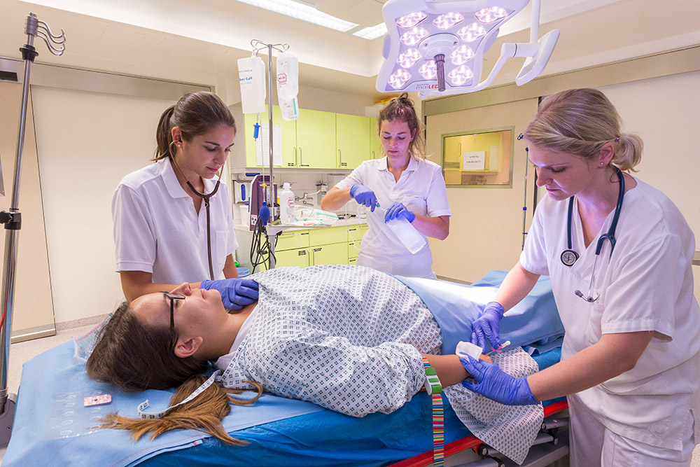 Eine Szene im Schockraum, wo eine Patienten von drei Ärztinnen betreut wird. 