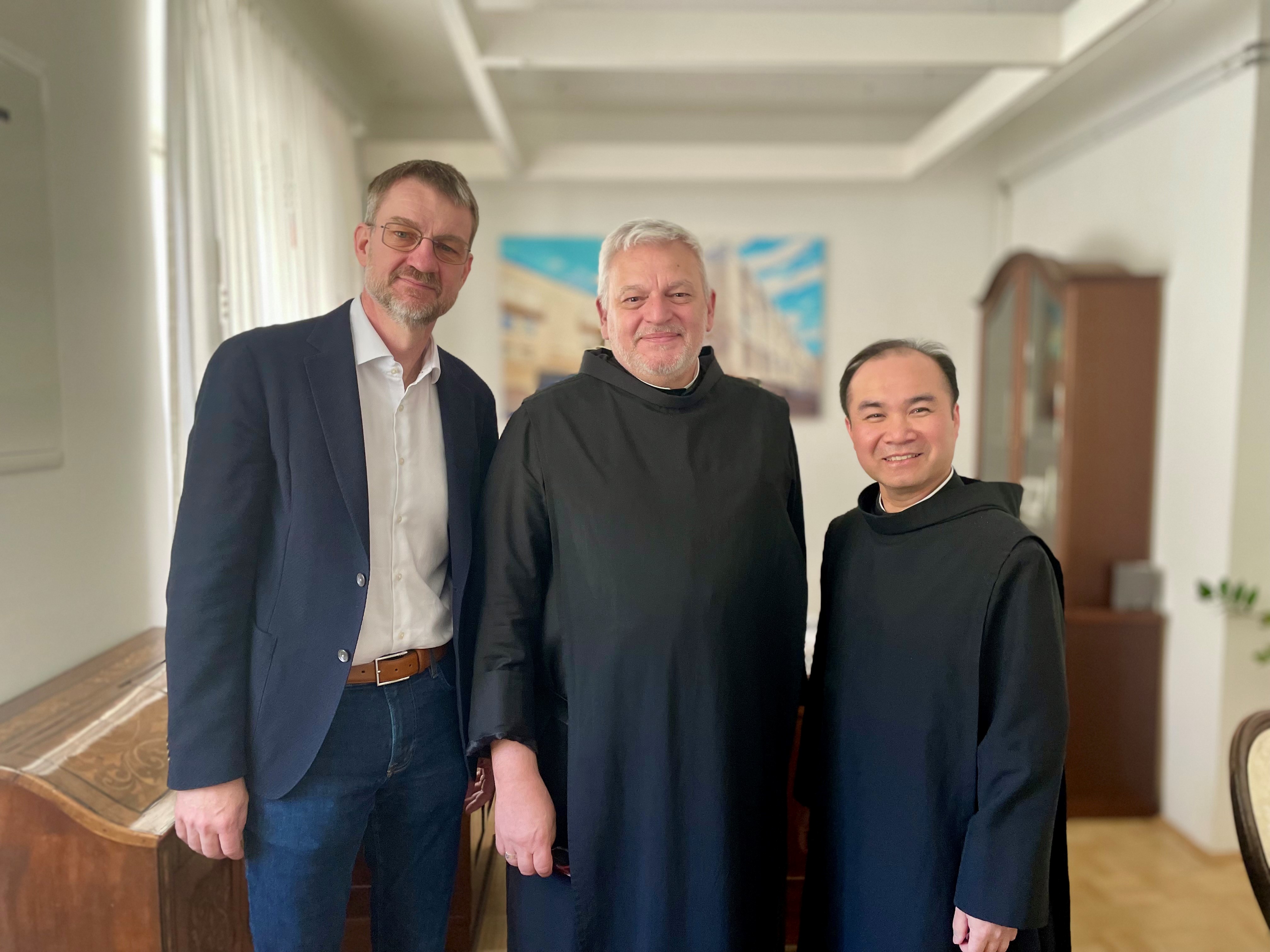 Gesamtleiter Oliver Szmej, , Provinzial Rudolf Knopp und Prior Antonius Nguyen / Barmherzige Brüder Gesamtleiter Oliver Szmej, , Provinzial Rudolf Knopp und Prior Antonius Nguyen