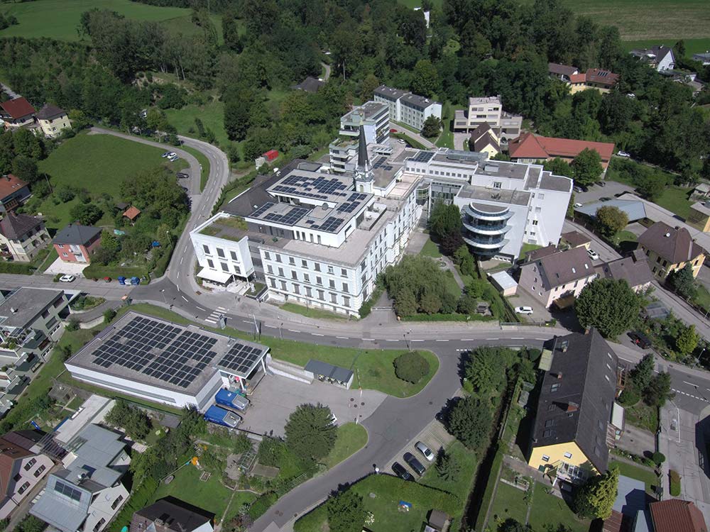 Das Bild zeigt die Photovoltaikanlagen auf dem Krankenhaus der Barmherzigen Brüder in St. Veit/Glan.